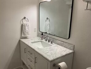 Toallas, jabón, shampoo, papel de baño 