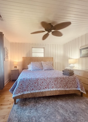 2 bedrooms, WiFi, bed sheets - The Beach Box is located in the heart of CB, walking distance to the boardwalk! (Carolina Beach)