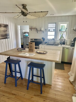 Mikrowelle, Ofen, Herdplatte, Küchenrolle