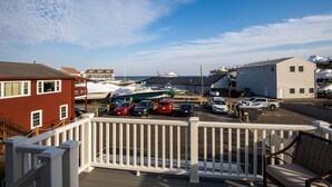 Une vue sur la côte, avec un quai, des bateaux et un espace de stationnement.