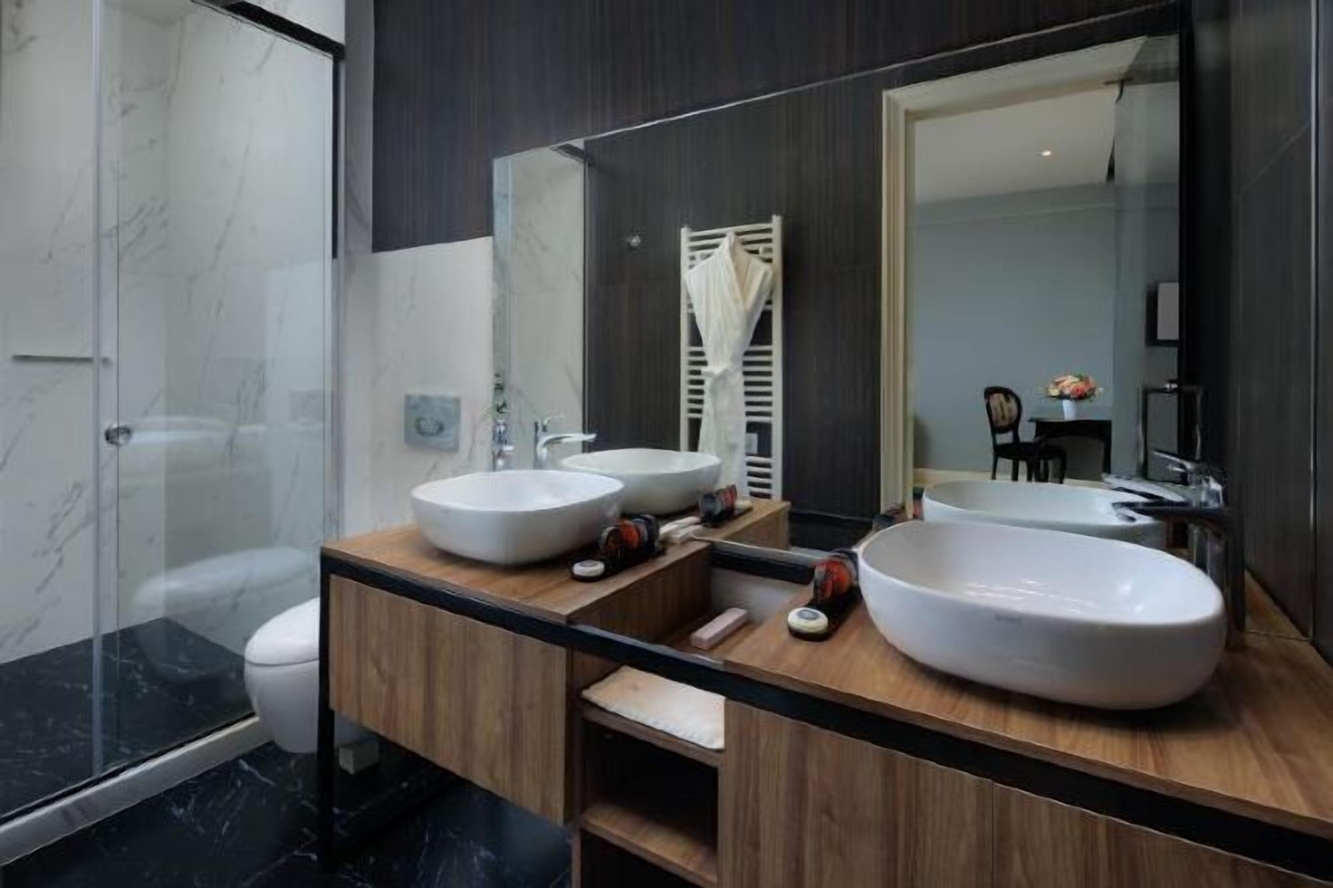 Bad | Dusj, dusjhode med hydromassaje, toalettartikler (inkludert) og hårføner