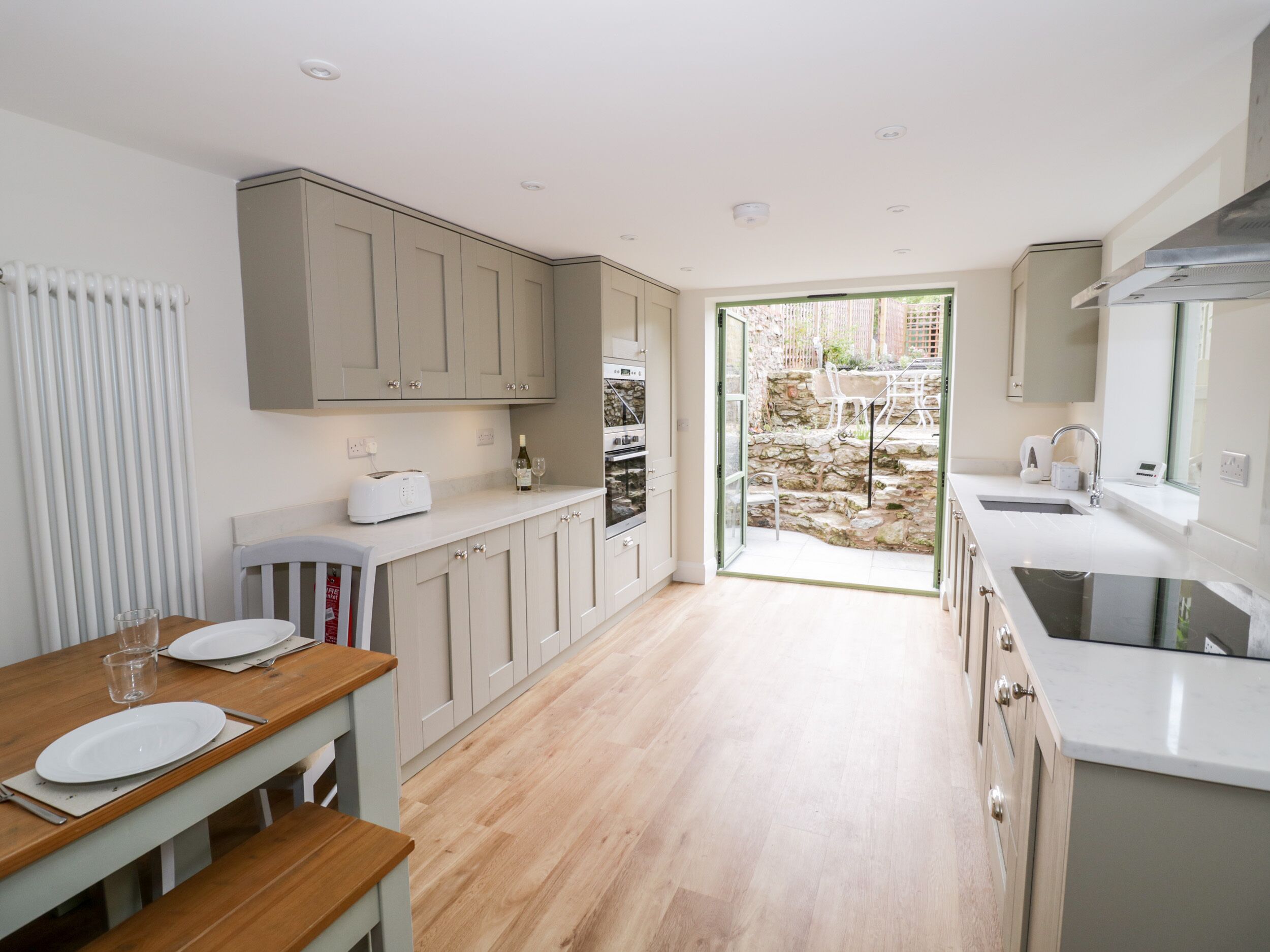 Ψυγείο, πλυντήριο πιάτων, βραστήρας νερού, φρυγανιέρα