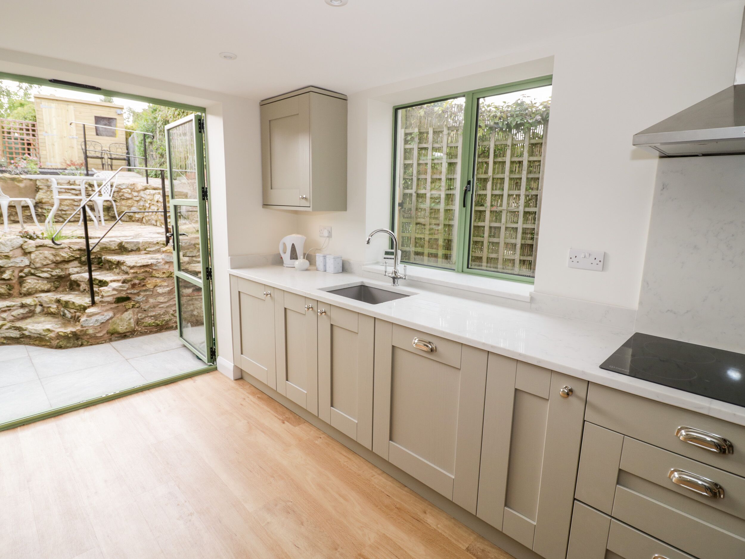 Ψυγείο, πλυντήριο πιάτων, βραστήρας νερού, φρυγανιέρα