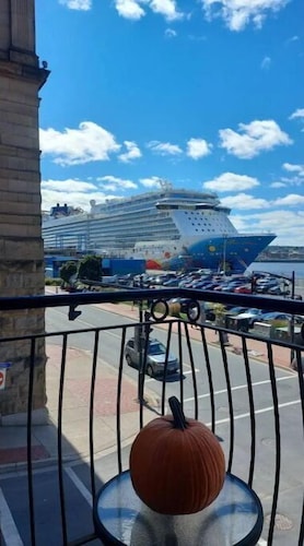 Habour view with private balcony. Apt. 3