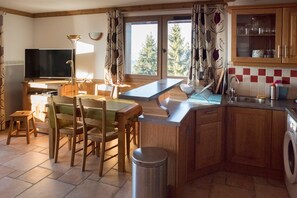 Fridge, microwave, oven, coffee/tea maker