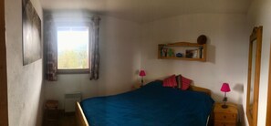 2 bedrooms, iron/ironing board, WiFi