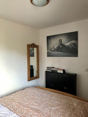2 bedrooms, iron/ironing board, WiFi