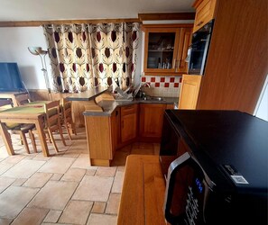Een koelkast, een magnetron, een oven, een koffiezetapparaat/waterkoker