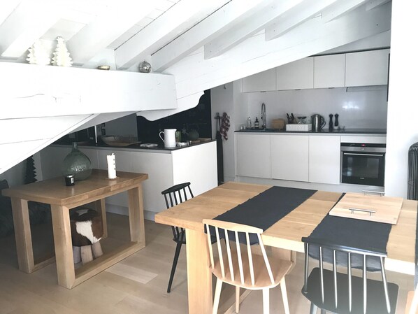 Jääkaappi, uuni, astianpesukone, kahvin-/teenkeitin