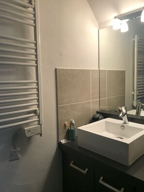 Suihku, hiustenkuivaaja