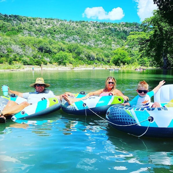 Tres personas flotando en botes hinchables.
