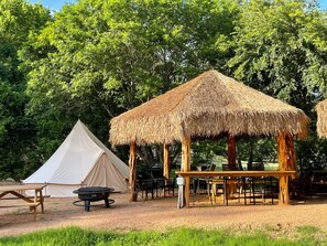 Outdoor dining - Son's Guadalupe Glamping Tents J & InWater Covered Picnic K (New Braunfels)