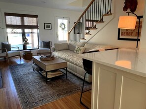 Smart TV, books - My Kentucky Home (Bowling Green)