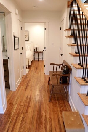 3 makuuhuonetta, tallelokero huoneessa, työpöytä, silitysrauta/-lauta