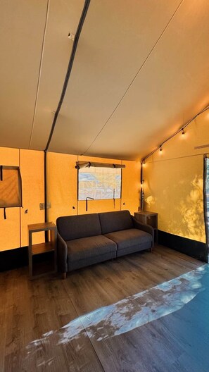 Smart TV, fireplace, ping pong