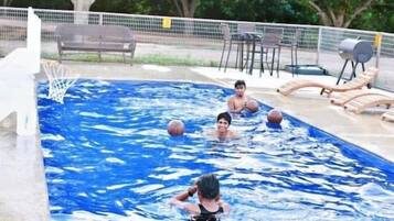 Una piscina al aire libre, una piscina climatizada