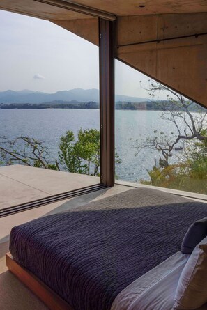 5 habitaciones, escritorio y tabla de planchar con plancha