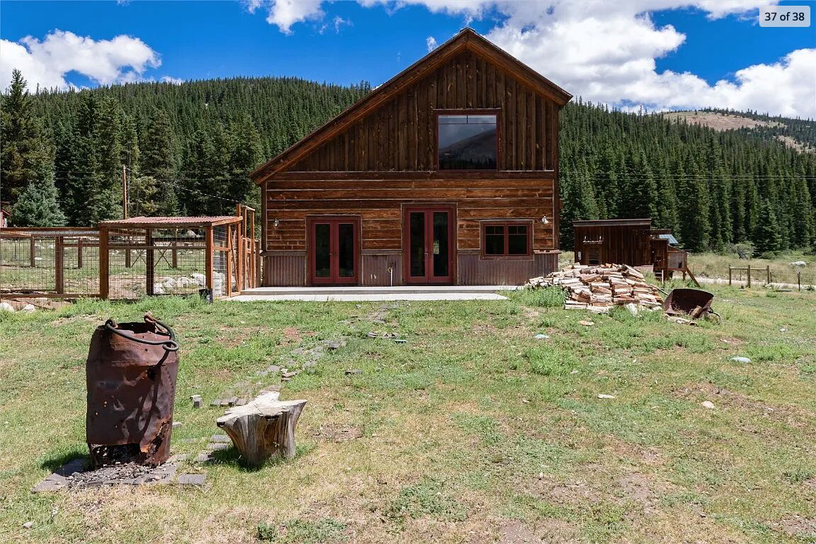 Open Floor Plan Cabin! 30Ft Vaulted Ceilings! 10Mi to Ski Breck! Hot Tub! Cozy!