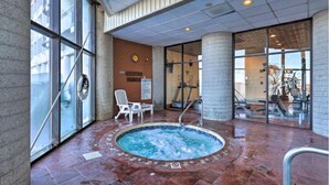 Un área de spa con jacuzzi, asientos y equipo de ejercicio.