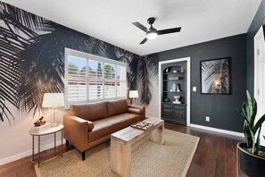 Smart TV, fireplace, books - Redington Beach Bungalow (Redington Beach)