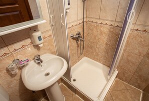 Superior Studio | Bathroom | Shower, free toiletries, hair dryer, towels