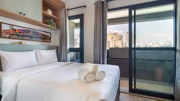 1 habitación, escritorio y espacio para trabajar con laptop