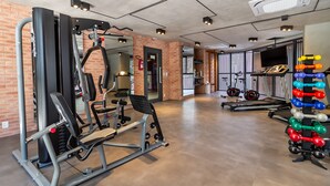 A gym with exercise equipment, treadmills, and weightlifting stations. - 360 Pamplona (São Paulo)