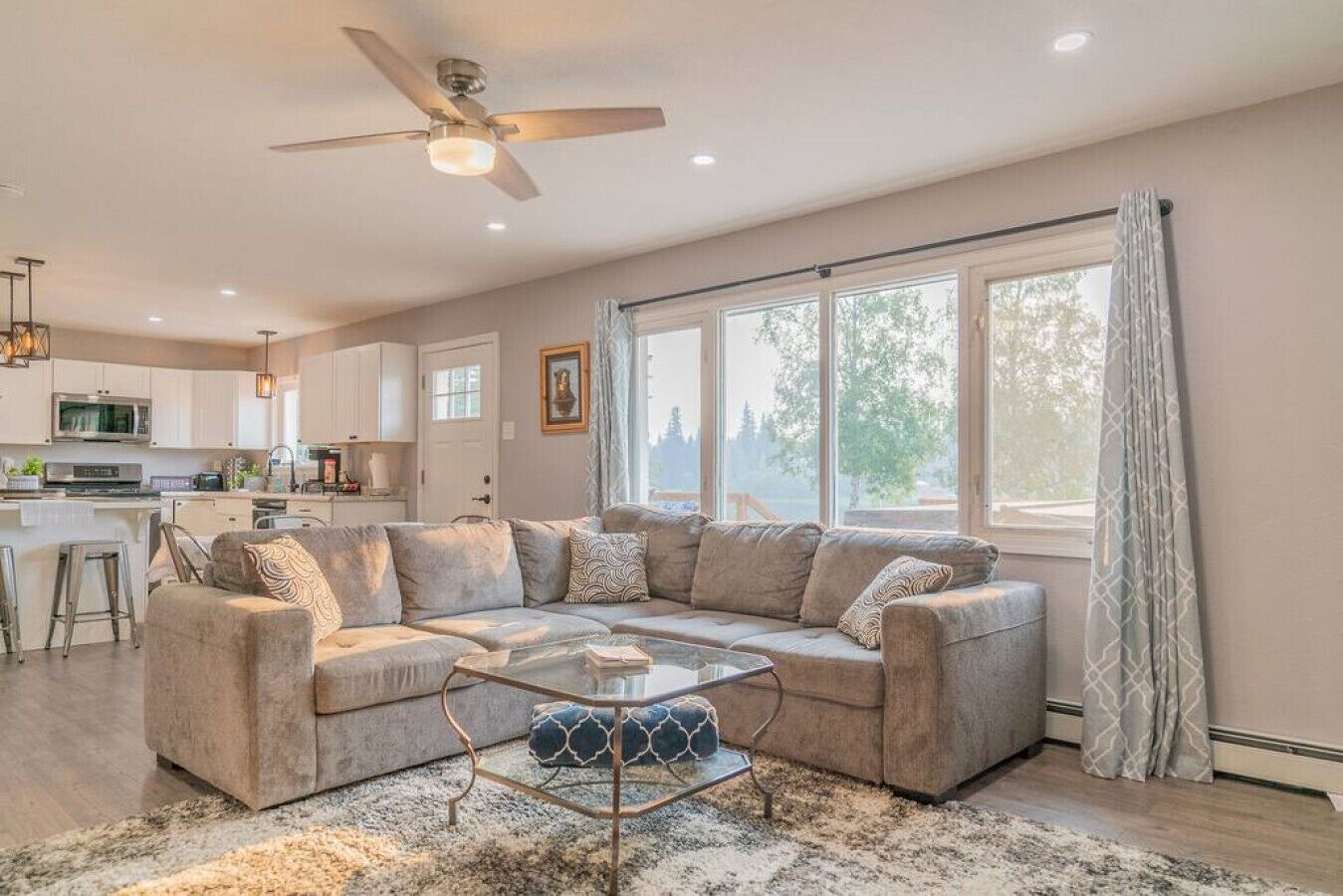 Smart TV, chimenea y libros 