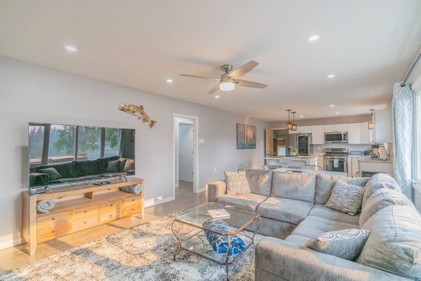 Smart-TV, peis og bøker