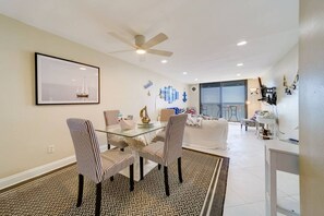 Interior - Oceanfront 2Bed 2Bath lovely Condo (Indian Shores)