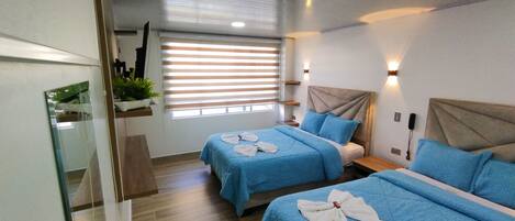 Habitación Deluxe, 2 camas dobles | 1 dormitorio, edredones de plumas, espacio para trabajar con un portátil
