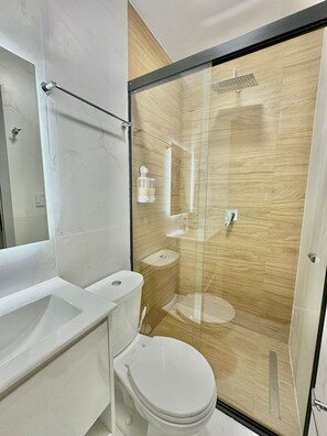 Douche, sèche-cheveux, serviettes fournies, savon