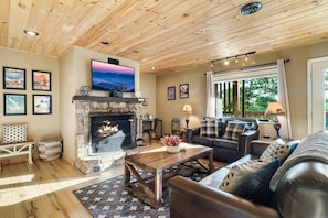 Smart TV, fireplace, DVD player, table tennis - 3 Pools, Game Rm, New HotTb, Firepit, A+ Location! (Gatlinburg)