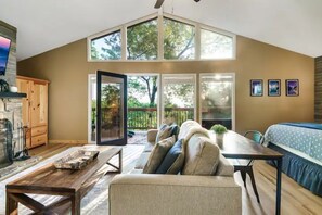 Smart TV, fireplace, DVD player, table tennis - Holiday Haven! GameRm, Firepit, HotTub, 5 BD, Bears! Mins to Downtown +Park +Ski (Gatlinburg)