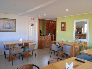 32-inch flat-screen TV with digital channels, streaming services - Hostal JC  (Natales)