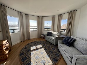 Smart TV, fireplace, books - Luxury waterfront! The Pagoda Beach House (Oxnard)