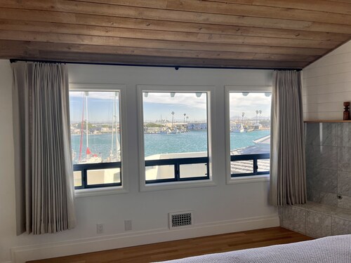 Luxury waterfront! The Pagoda Beach House