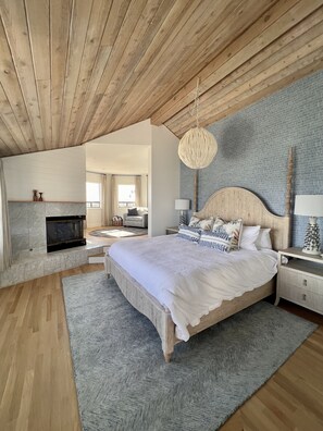 3 bedrooms, WiFi, bed sheets - Luxury waterfront! The Pagoda Beach House (Oxnard)