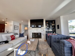 Smart TV, fireplace, books - Luxury waterfront! The Pagoda Beach House (Oxnard)