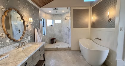 Luxury waterfront! The Pagoda Beach House