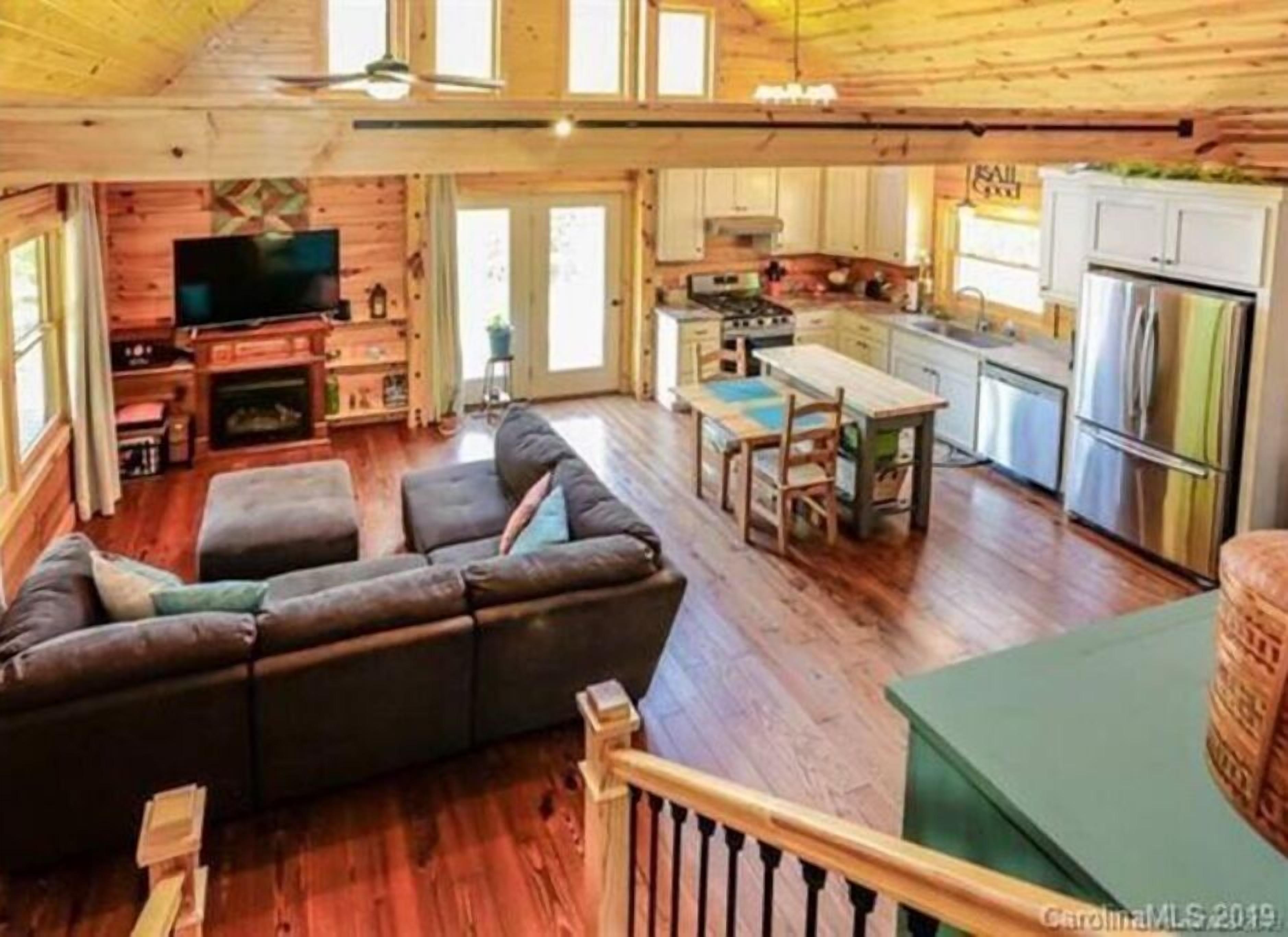 TV connectée, cheminée, livres, écrans d'ordinateur