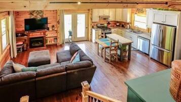 TV connectée, cheminée, livres, écrans d'ordinateur