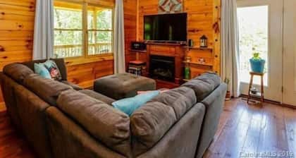 NEW Luxury Cabin in Green River Highlands 5 minutes to TIEC-Private/Gated