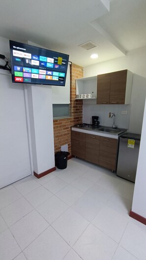 Een koelkast, een magnetron, een kookplaat