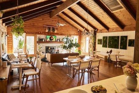 Dining. Sowilo Retreat All-Inclusive Maple House