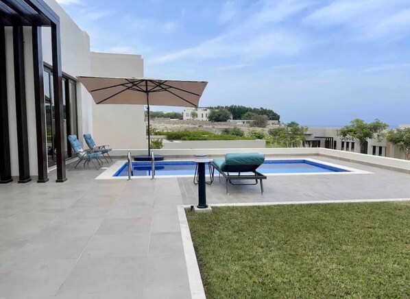 Una piscina al aire libre