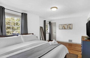 3 bedrooms, desk, iron/ironing board, travel cot - KING BED!  Cozy Home Minutes from Broad Ripple Ave (Indianapolis)