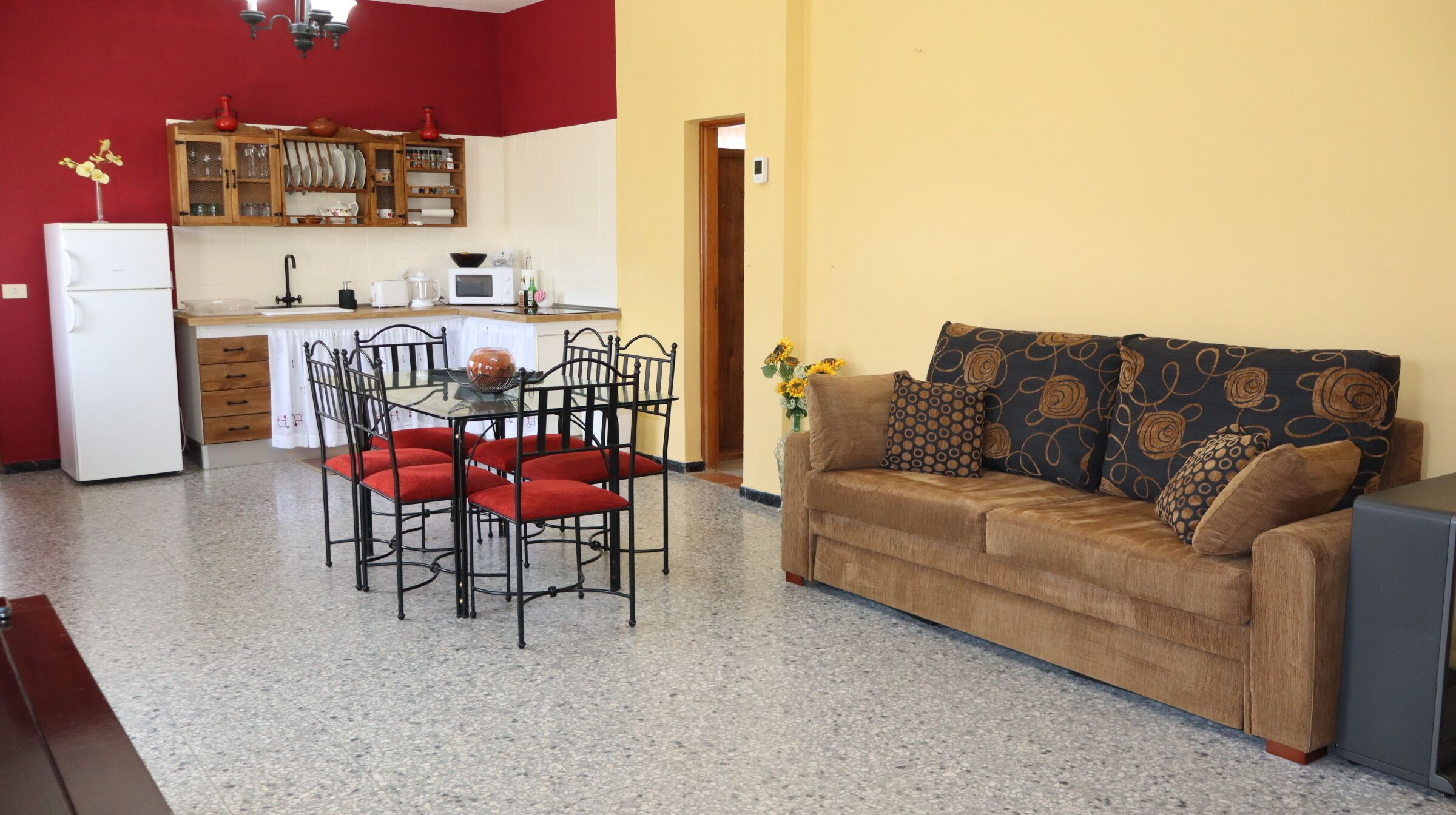 Una televisión, una chimenea