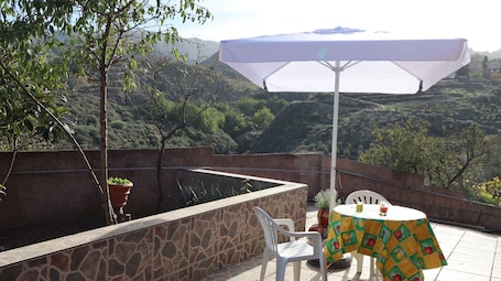 Outdoor dining. Casa Rural en San Mateo, con Finca Propia