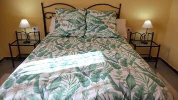 1 slaapkamer, een strijkplank/strijkijzer, wifi, beddengoed